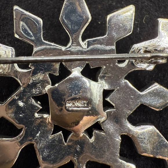 Vintage Monet Snowflake Brooch Pin Silver Tone Blue Rhinestones Holiday Jewelry - Picture 3 of 3